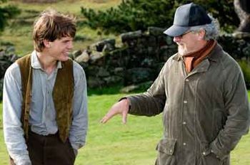 Cheval-de-Guerre---Jeremy-Irvine-et-Steven-Spielberg.jpg