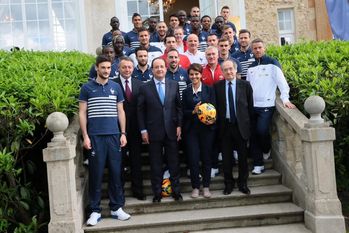 Le-president--ses-ministres--le-pdt-de-la-FFF-et-les-joueu.jpg