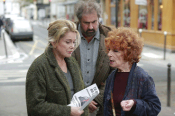 Dans-la-cour---Catherine-Deneuve--Gustave-Kervern-et-Miche.gif