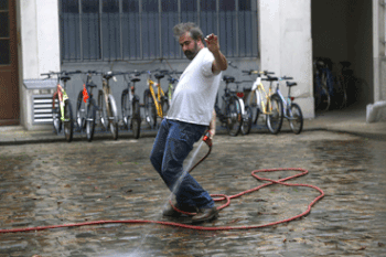 Dans la cour - Gustave Kervern-copie-1