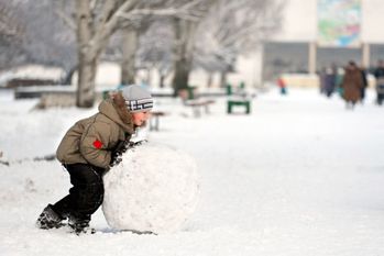 enfant boule neige