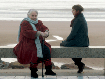 Lulu-femme-nue---Claude-Gensac-et-Karin-Viard.gif