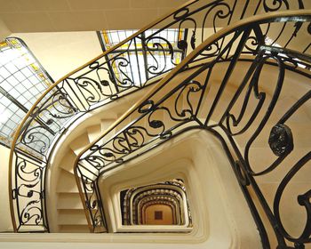 Escalier-haussmanien-jpg_1865185-XL.jpg