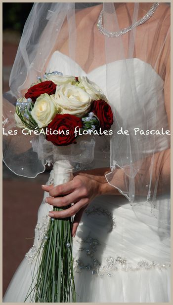 Bouquet de mariée cascade de roses rouges - RéCréation florale - Blog d'art  floral & Mariage