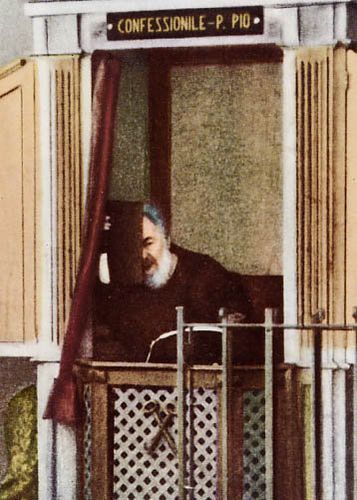 padre pio nel confessionale