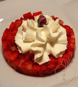 TARTAR-DE-FRESAS-CON-CHANTILLY-DE-ROSAS--apto-para-diabeti.JPG