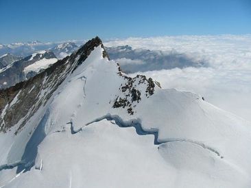 http://img.over-blog.com/366x275/0/08/49/95/alpinisme/6-Nordend--travers-e-des-Monts-Roses-photo-Guillaume-Ledoux-Apoutsiak.jpg