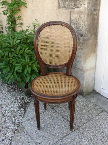 chaise à médaillon style Louis XVI