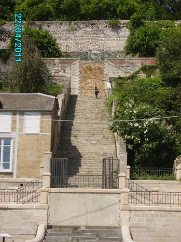 Les-escaliers-Chateau-de-Chateau-Thierry--02-.JPG