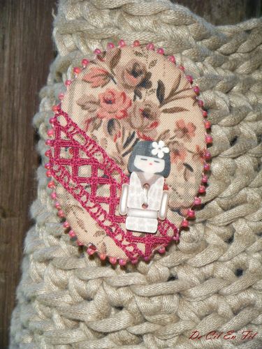 Broche beige 1