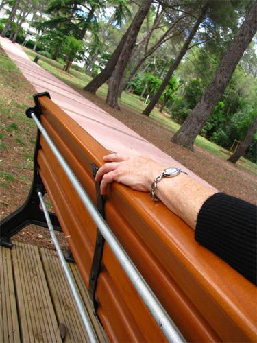 Main sur un banc, dans un jardin public (Montpellier)