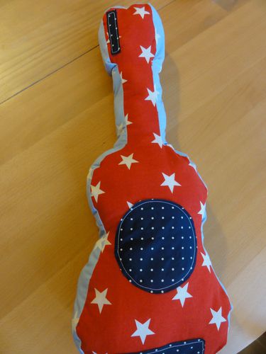 coussin-guitare-etoile-rouge-et-bleu.JPG