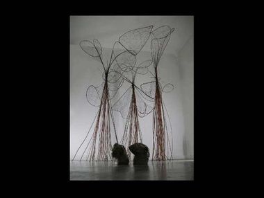 lili-oto artiste plasticien installation: l'âme des guerriers ou l'ethnologie de l'insignifiant: sculptures en terre, osier ou vîme et fil d'écosse