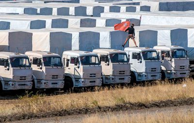 Camions-humanitaires-russes-le-21-aout-2014-se-preparant-.jpg