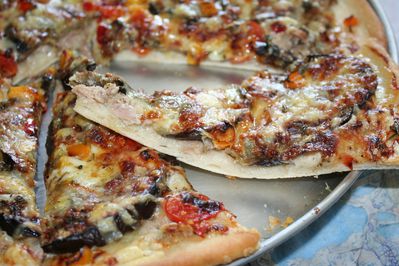 pizza-aubergine-poivron-thon-mozza--1-.JPG