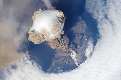 eruptionsarychev_12jun09_ISS020-E-09048_lrg.jpg