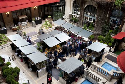 marche-ducasse-cour-plaza.jpg