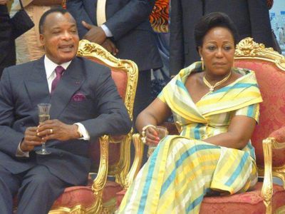 Sassou-rit-Antoinette-soucieuse.jpg