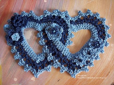 coeurs-entrelaces-fleuris-bleu-crochet-deco