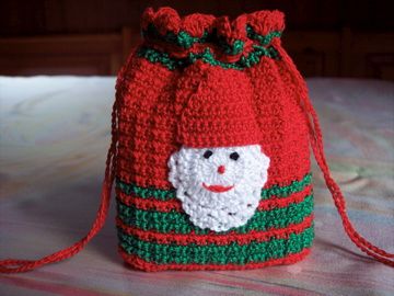 pochette-Noel-sac-cadeaux-crochet