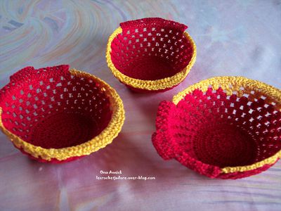 coupelles-deco-table-rouge-or-crochet