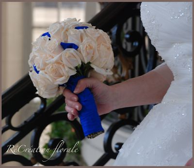Bouquet de mariée bleu et blanc - RéCréation florale - Blog d'art floral &  Mariage
