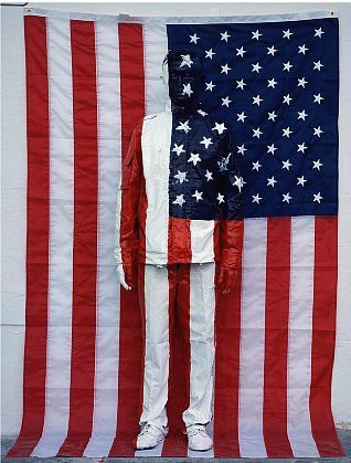 Liu-BolinHidinginthecity62americanantionalflag2008.jpg