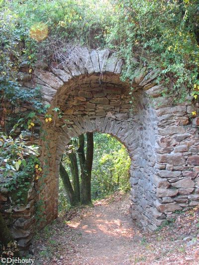 chateau de Saissac 37 Porte médiévale ruine de l'ancien v
