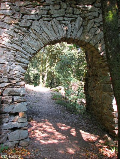chateau de Saissac 38 Porte médiévale ruine de l'ancien v