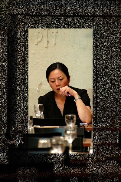 femme asiatique à la terrase d'un café à Toulouse