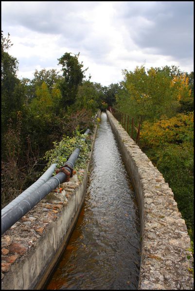 Céret (Pyrénées-Orientales) Le canal d'arrosage...