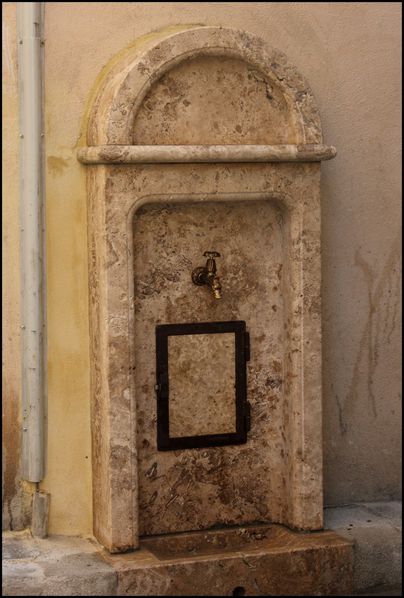 fontaine-rue-du-vieux-Ceret.JPG