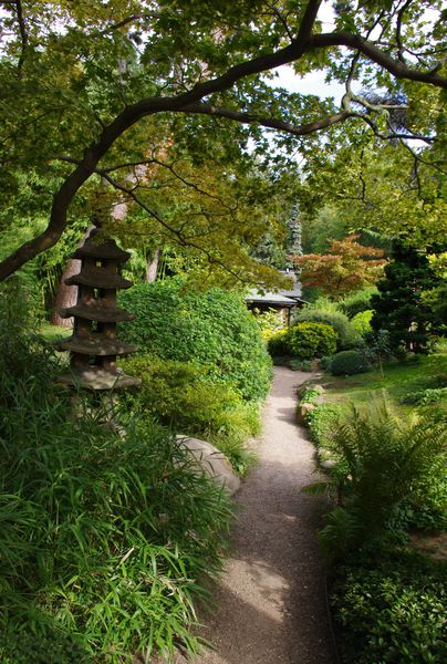 passage jardin japonais et village