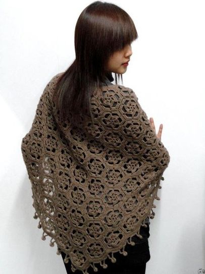 poncho aux hexagones.