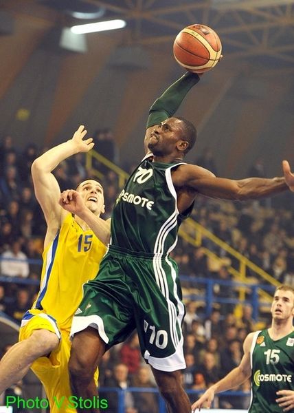 Dunk monumental face au Peristeri en ligue grecque