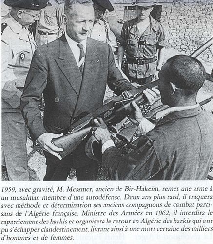 Pierre Messmer donne une arme à un Harki