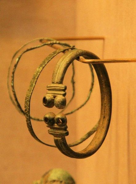 Musée Rolin76 - Bracelets en bronze retrouvée a Autun [10