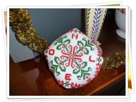 Niunia-18-Biscornu-de-Noel-2013-dessus.jpg