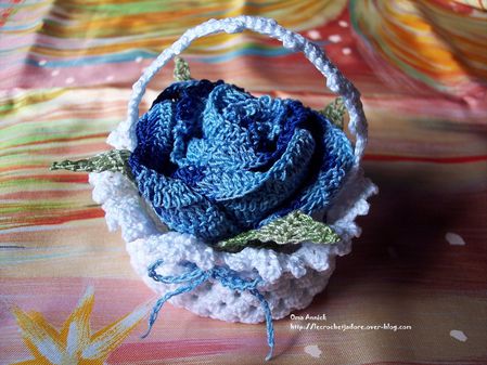 panier-fleuri-bleu-crochet-decoration-cadeau