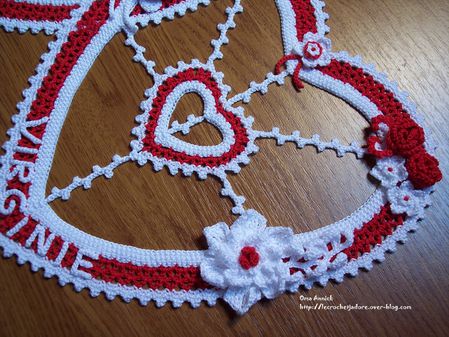 coeurs-deco-mariage-rouge-blanc-fleurs-crochet
