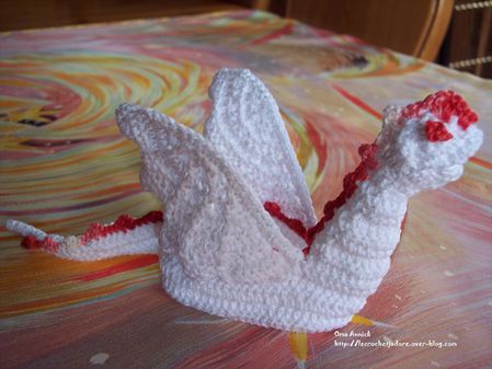 bebe-dragon-blanc-dragees-bapteme-crochet