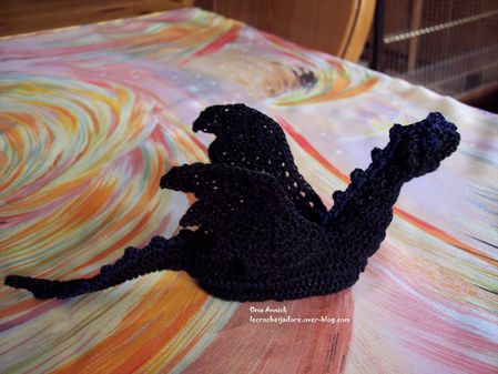 dragon-noir-dragees-crochet-decoration
