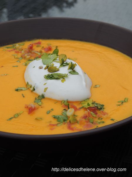 velouté de carottes au miel, crème fouettée aux herbes (