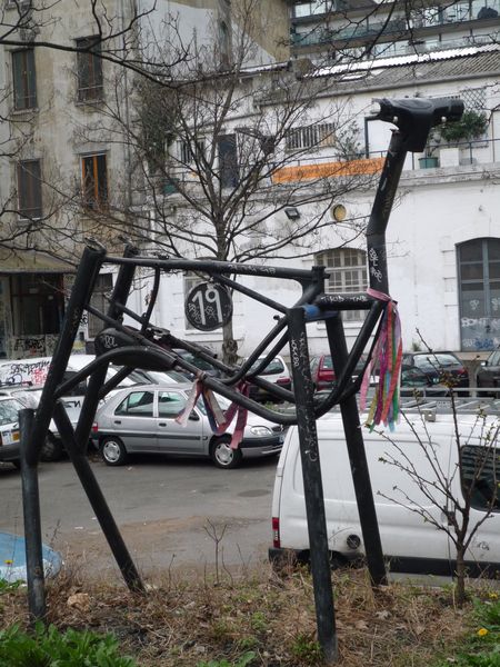 Vélo enseigne à l'entrée des Frigos