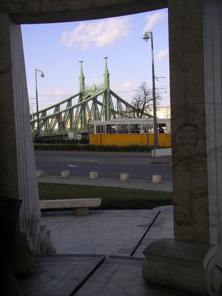 Les-celebres-tramways-jaunes-de-Budapest.JPG
