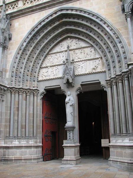 Porche_cathedrale_de_Vannes.jpg
