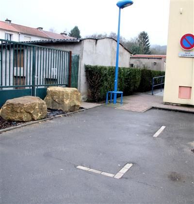 deux-blocs-de-pierre-ont-ete-installes-pour-empecher-l-entr.jpg
