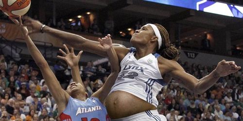 REBEKAH-BRUNSON-31-ans-enceinte-de-8-mois-marque-26-pts-et-.jpg