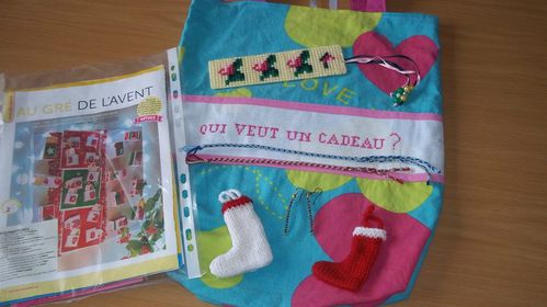 N-140-Qui-veut-un-cadeau-chez-lafeeclochettetricote.jpg