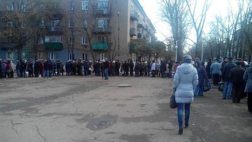 Republique-de-Donetsk---File-d-attente-a-Molodogvardeysk-.jpg
